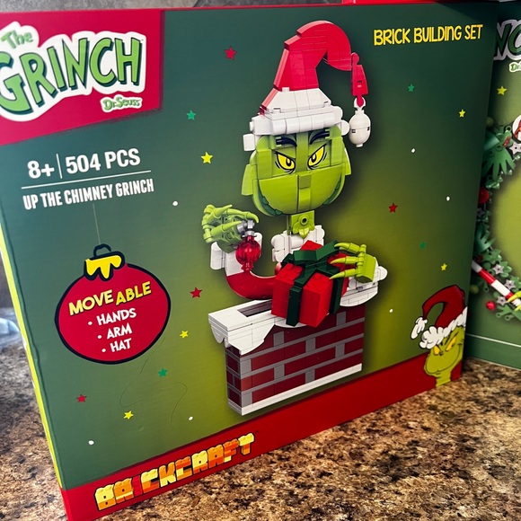 Brickcraft Dr. Seuss The Grinch Chimney, Max Building Set, Grinch Wreath, Lego - Picture 3 of 9